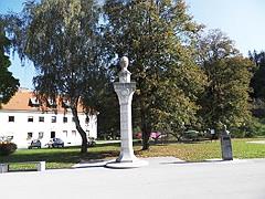 SPOMENIK NOB pred Narodnim domom v Mežici